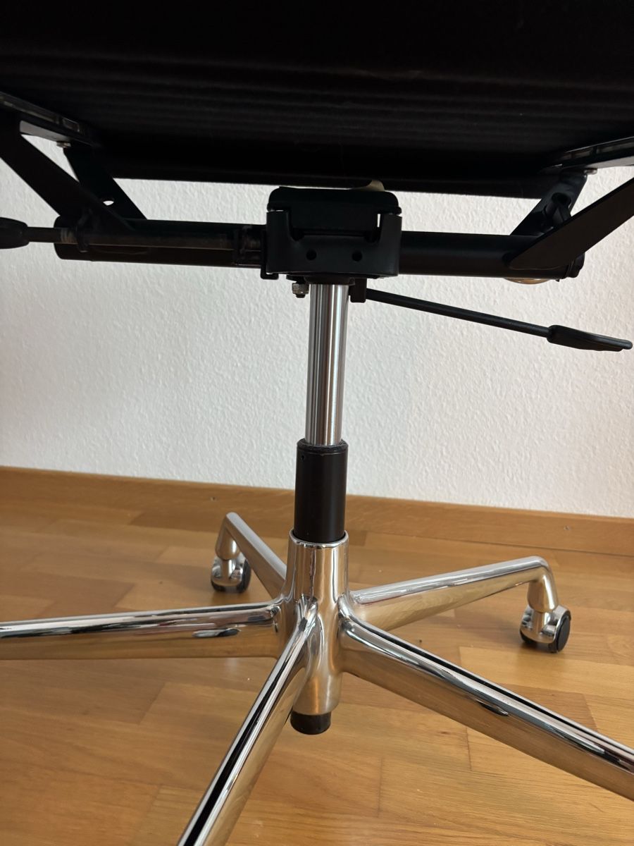 Vitra Sedie: Vitra Eames Aluminium Chair EA 119, Charles & Ray Eames – Usato da Zürich venduto da david-17 5