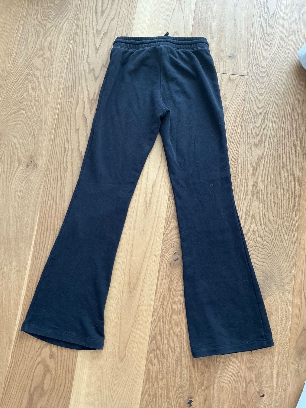 Hosen: H&M Trainerhose Flared – Gebraucht aus Cham von ist_wvm8 1