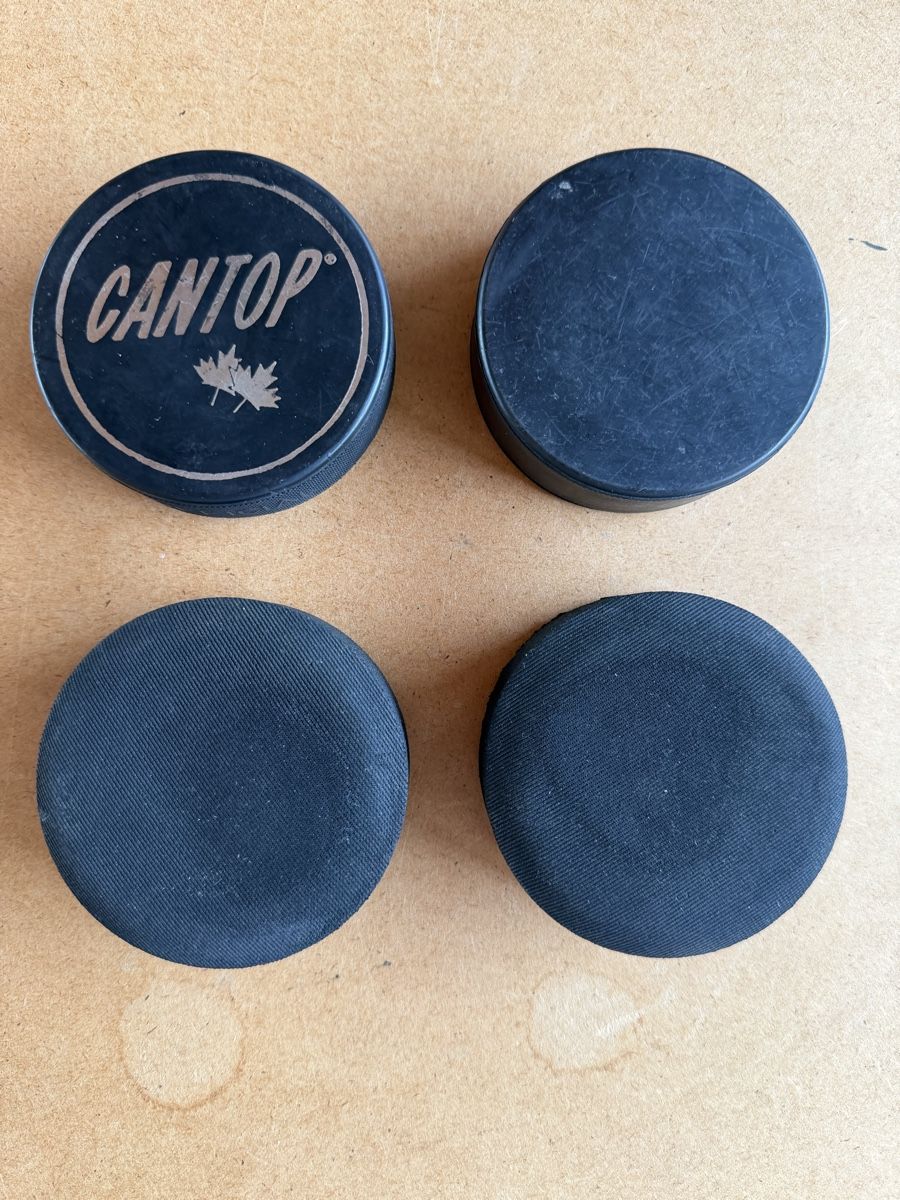 Palloni: 4 Eishockey Pucks schwarz gebraucht – Usato da Bachenbülach venduto da Manolo007