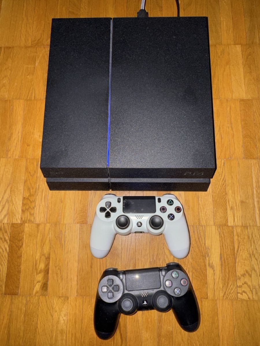 Sony Console: PlayStation 4 mit zwei Controller und einem Spiel – Usato da Horgen venduto da David_der_David