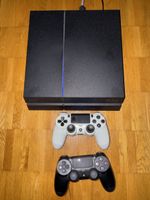 PlayStation 4 mit zwei Controller und einem Spiel