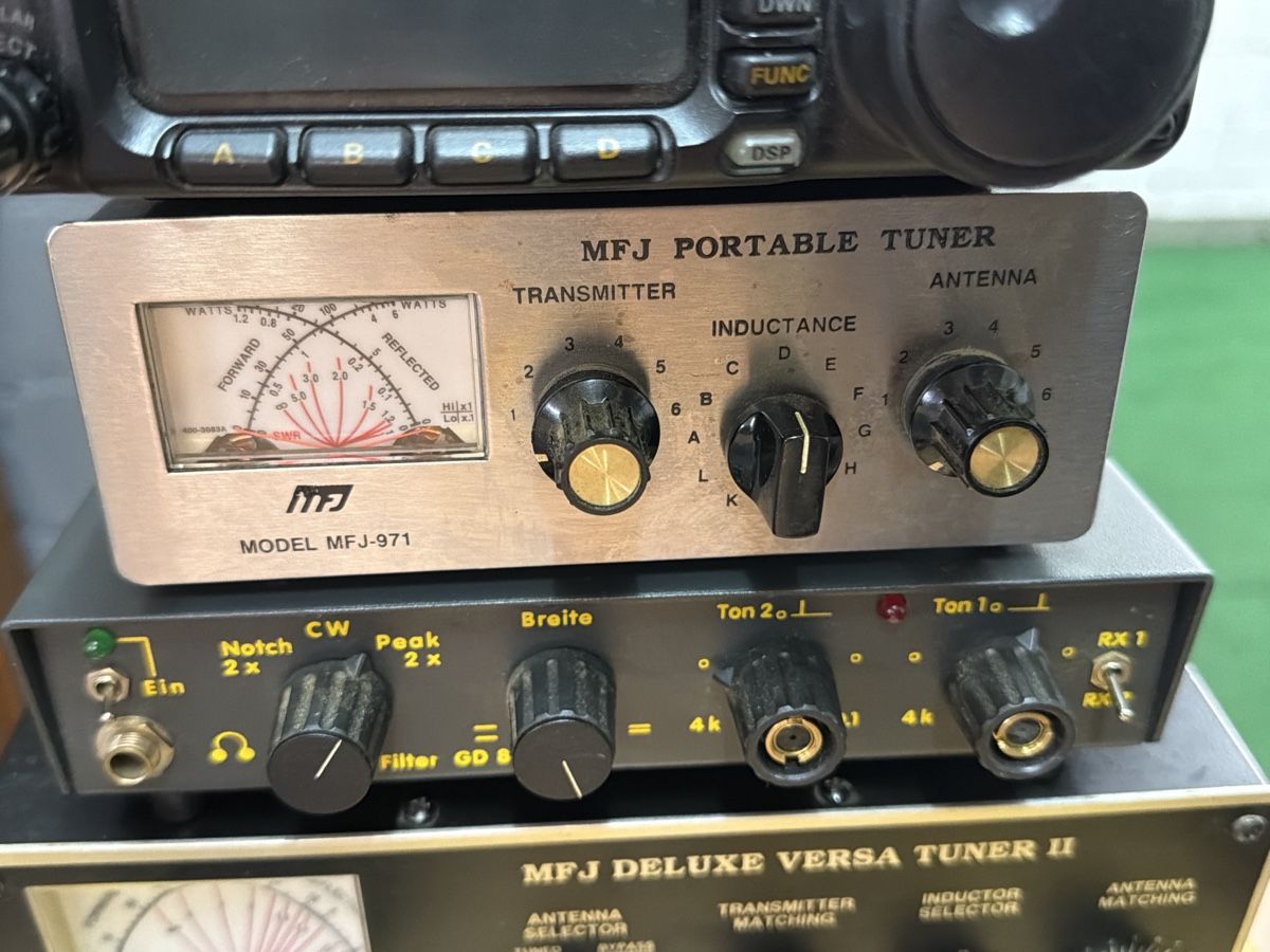 Yaesu Radiocomunicazione: Yaesu FT-100 Transceiver con MFJ Tuner e Accessori – Usato da basel venduto da Swiss._.1978 3
