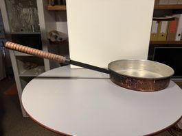Kupferpfanne, antik, Durchmesser 30 cm, langer Holzgriff