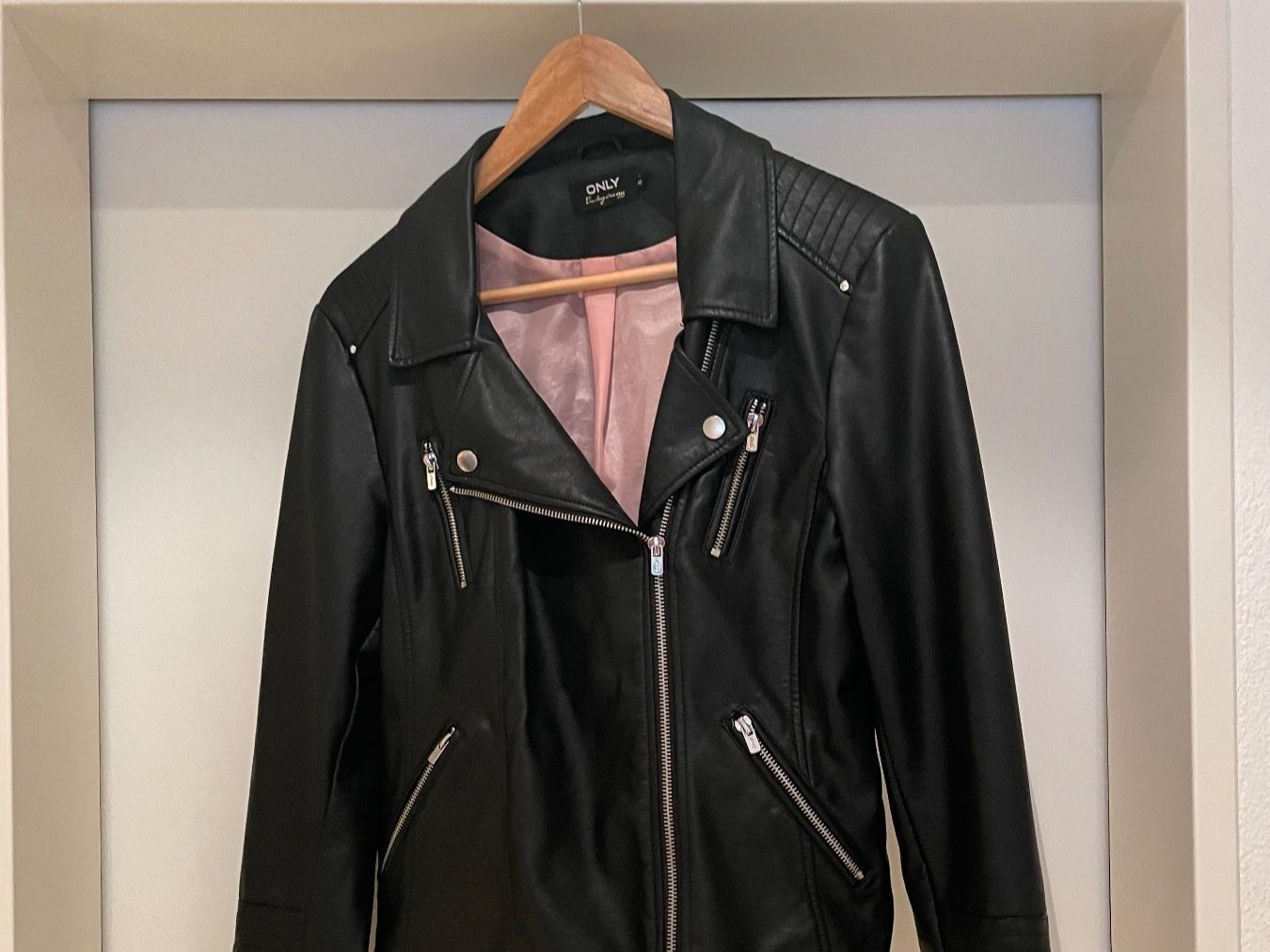 Only Jacken: ONLY Kunstlederjacke schwarz, Grösse 40 – Gebraucht aus Bülach von bjoernbenny