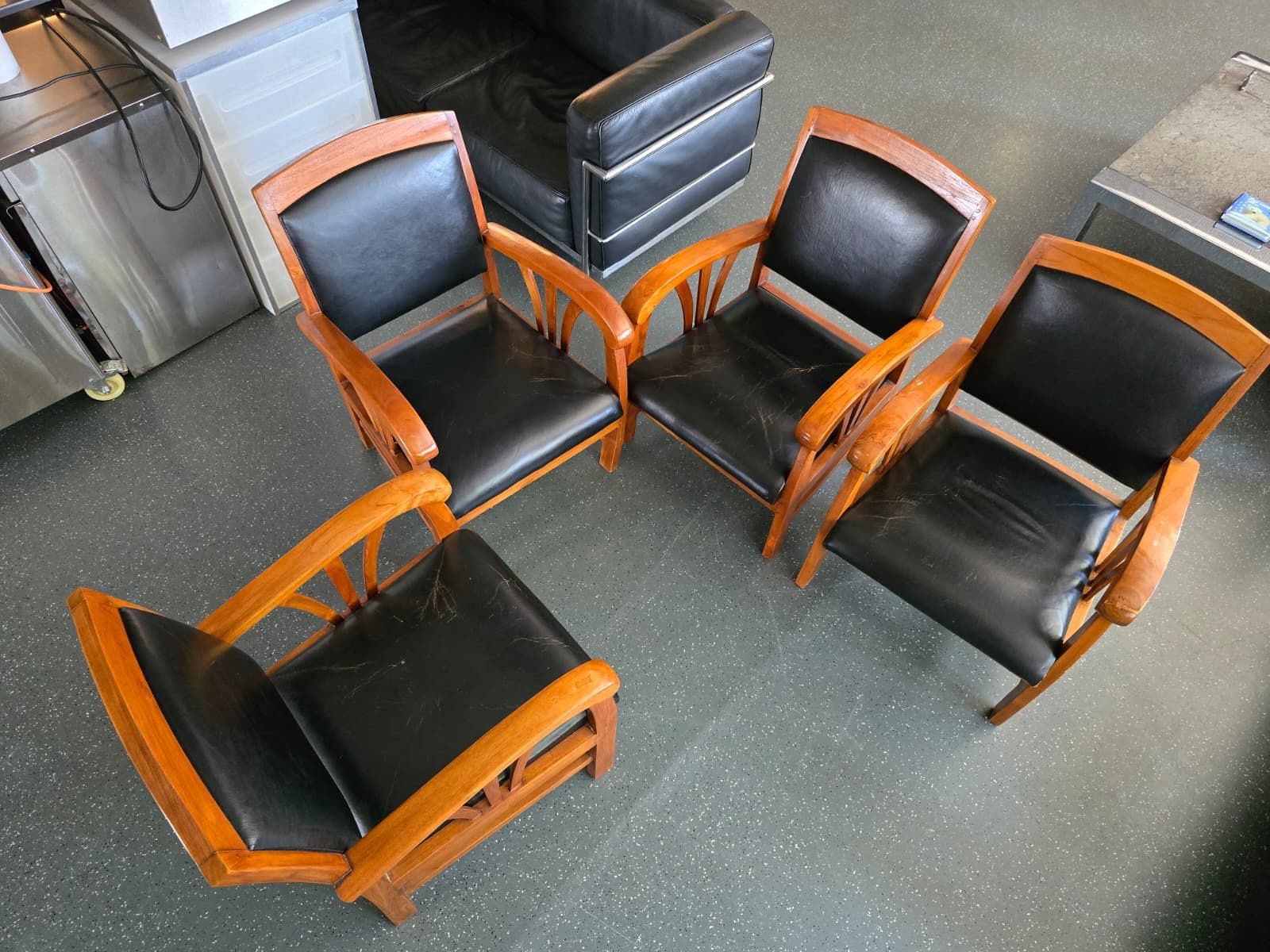 Poltrone: 4 fauteuils placets/dossiers cuirs. Dès 1.- – Usato da St-Maurice venduto da antikdestok