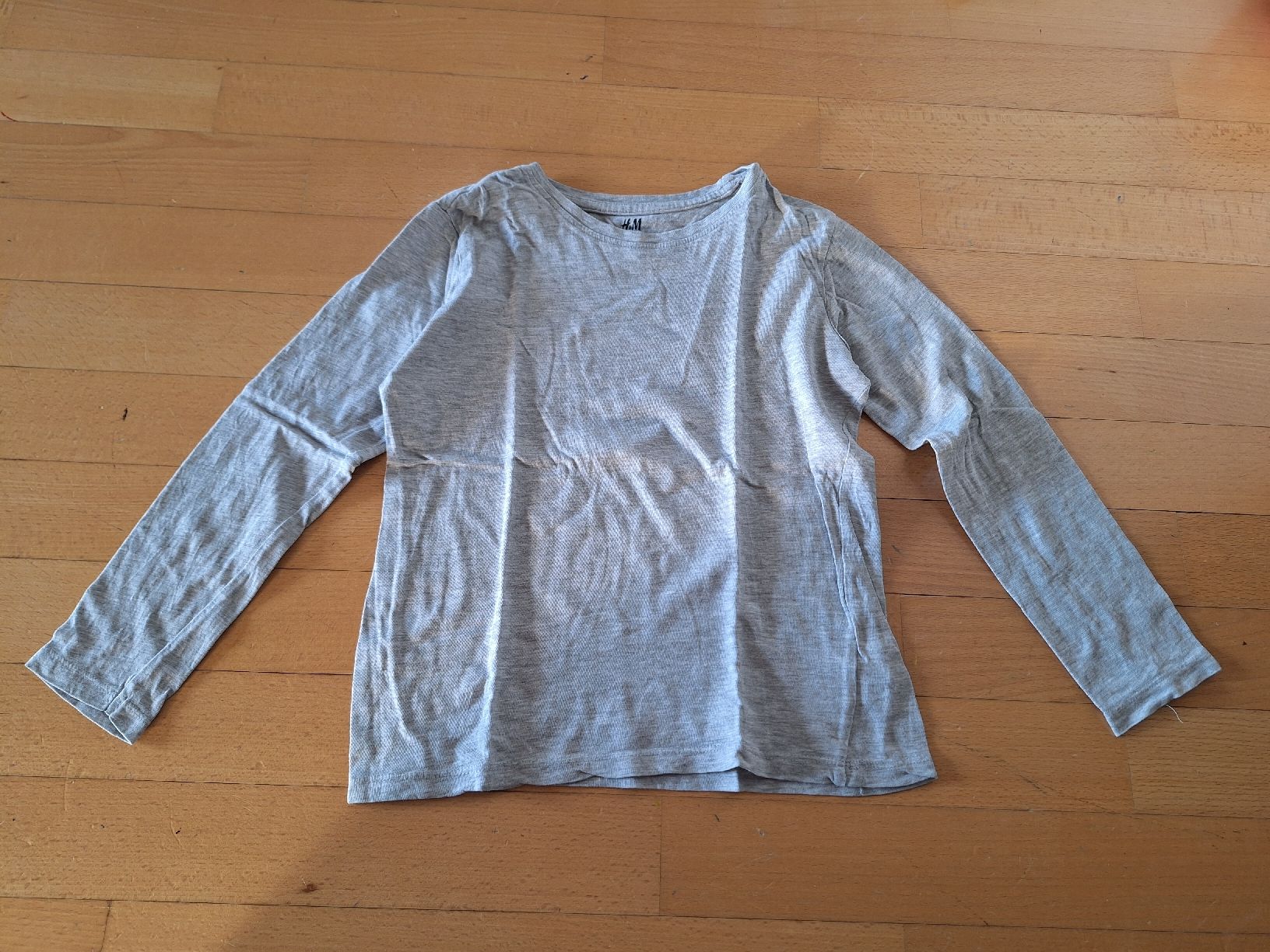 H&M Hemden, T-Shirts & Polos: Langarmshirt von H&M in Gr. 122/128 – Gebraucht aus Oberrieden von man_9tm2