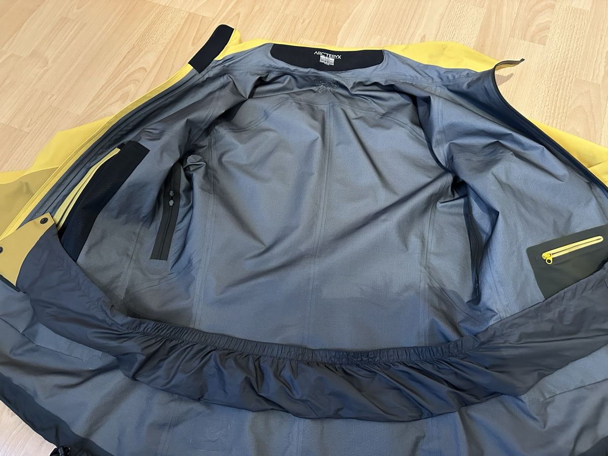 Arcteryx Giacche: Arcteryx Regenjacke gelb – Usato da Chur venduto da Sim7000 6