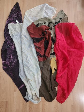 Lot de 4 foulards en soie motifs variés 