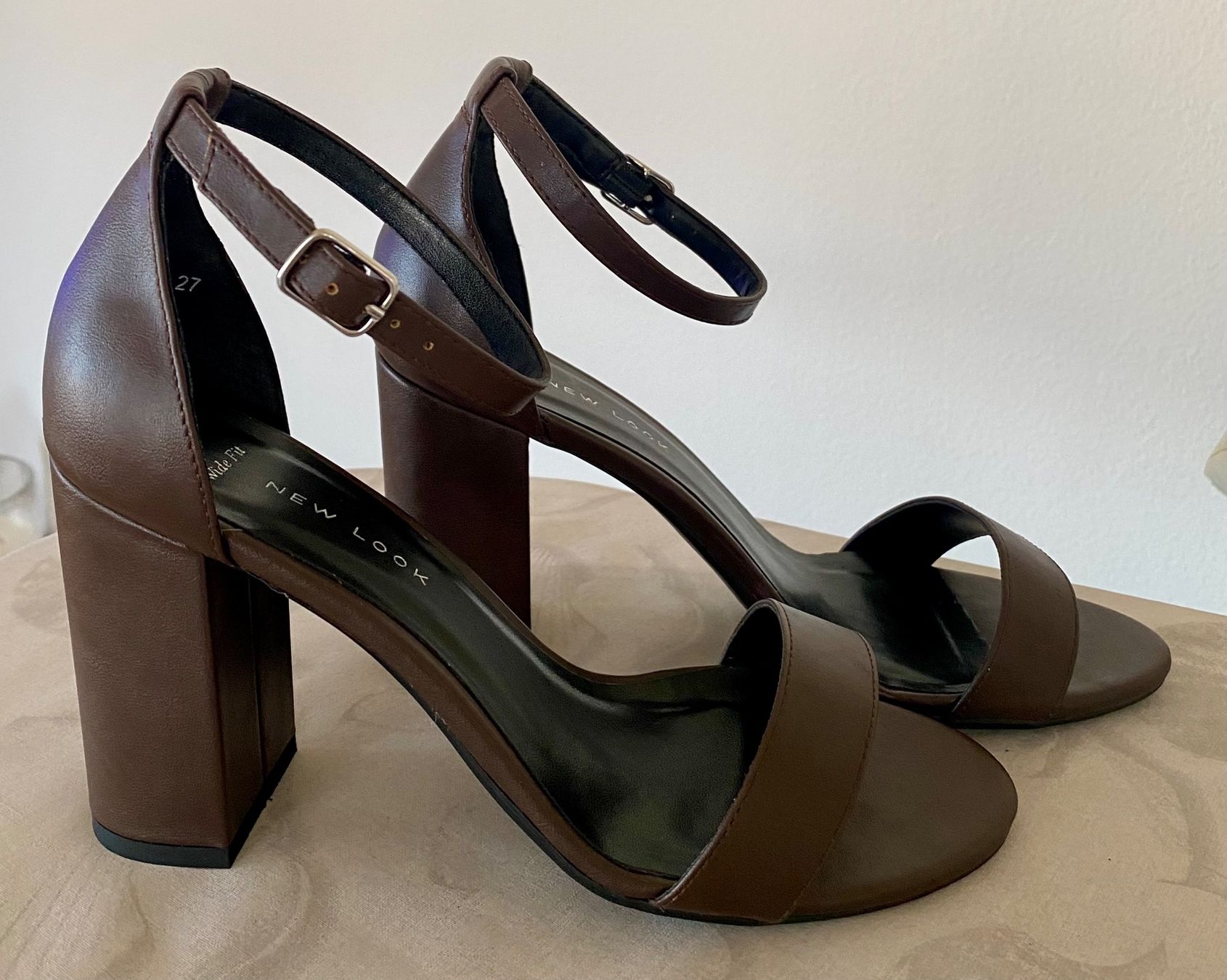Scarpe da donna: Sandalen in Braun, Gr. 37, Neu – Nuovo (secondo la descrizione) da Zürich venduto da Maria2021