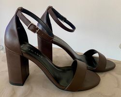Sandalen in Braun, Gr. 37, Neu