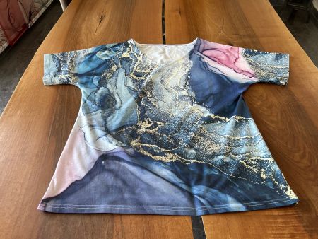 Sommerliches T-Shirt mit speziellem Muster der Gr. L