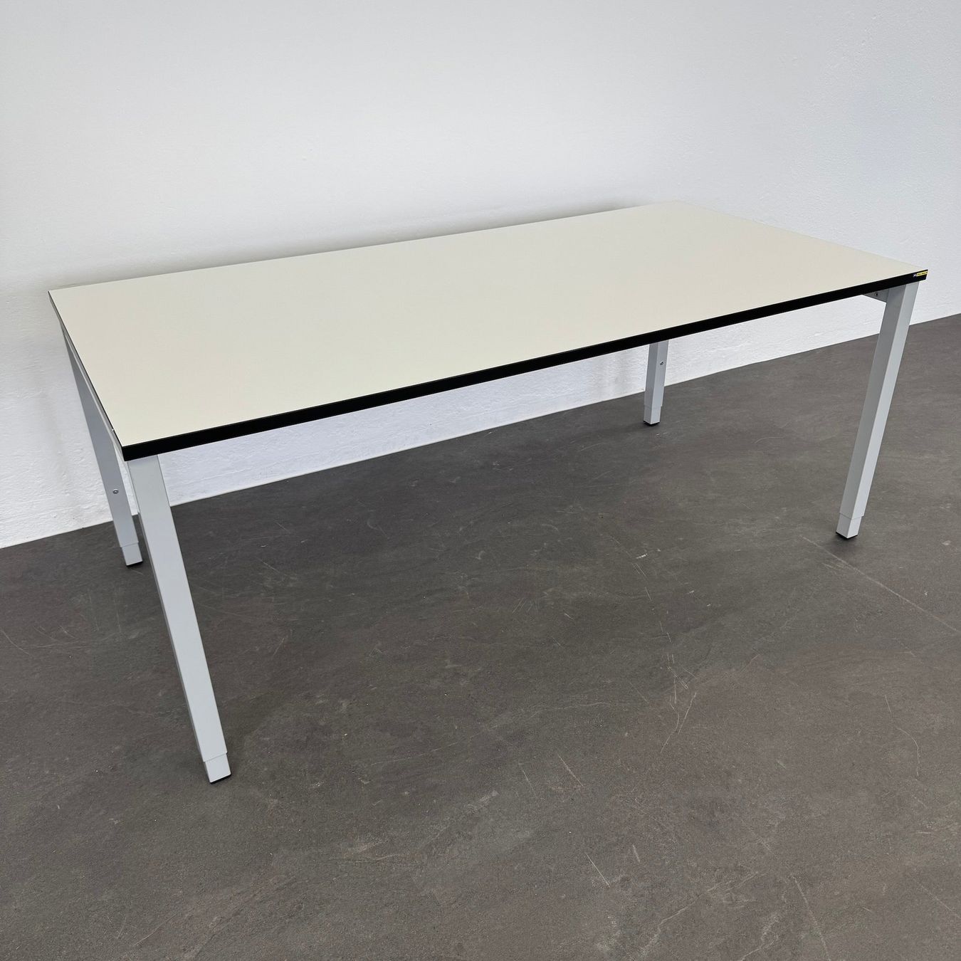 Embru Schreibtische: Embru eQ Vierbeintisch 1800x900 mm – Gebraucht aus Schönenwerd von mcofficeshop 1