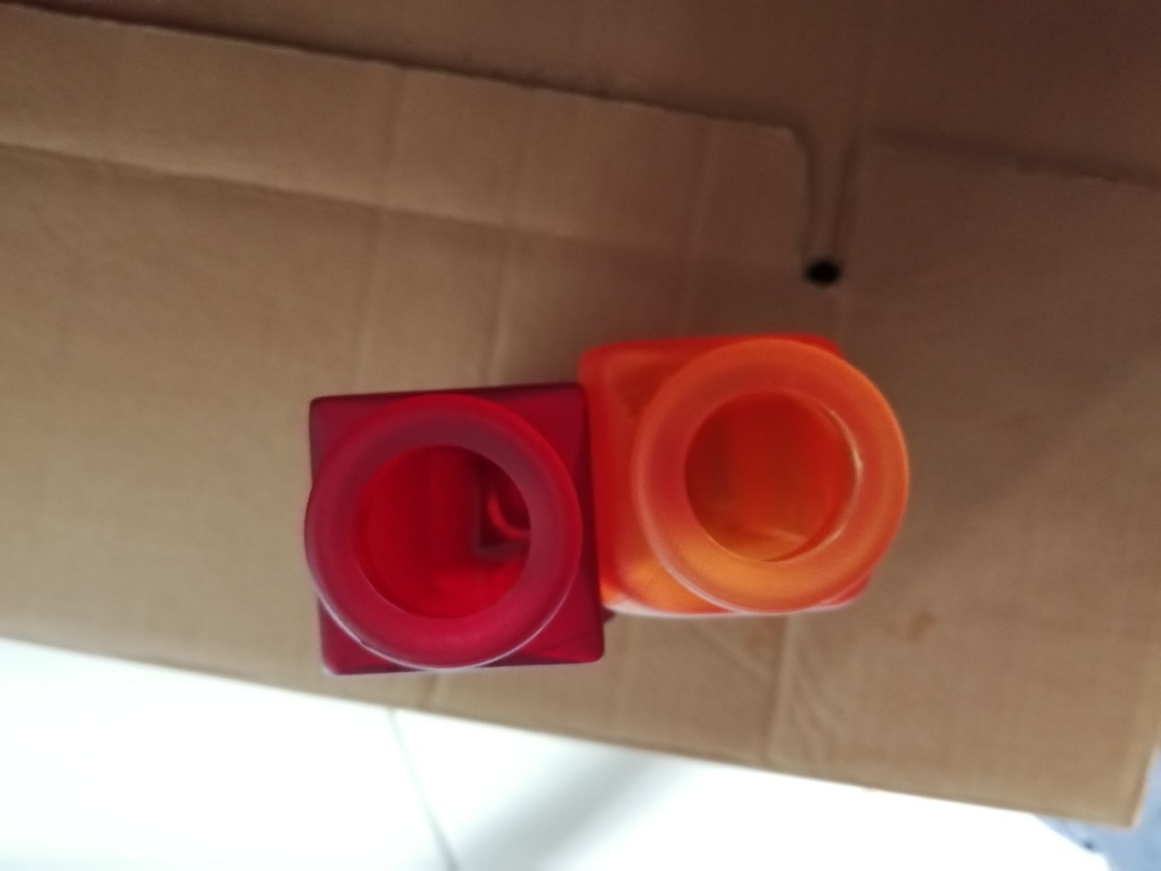 Ikea Vasi & Recipienti: zwei Ikea Vasen rot und orange – Usato da Windisch venduto da mer_6cjk 4