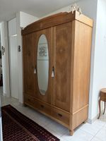 Antiker Schrank mit Spiegel und Schubladen