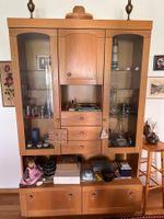 Massiv Vitrinenschrank mit Glasvitrinen u. Schubladen