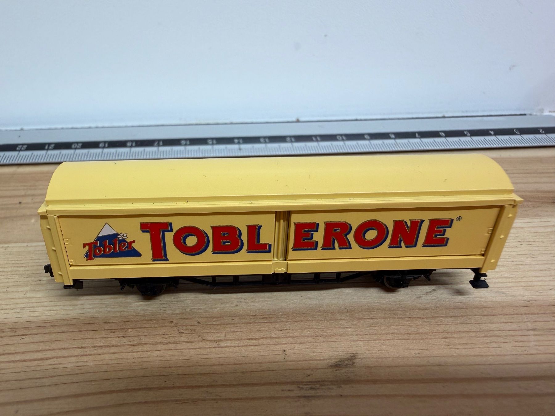 Fleischmann Modellini di ferrovie: Spur N Fleischmann Toblerone Schiebewandwagen – Usato da Büsserach venduto da ModellbahnDepot