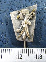 FASNACHTS ANSTECKNADEL WM RELIEF SILBRIG METALIC VINTAGE ALT