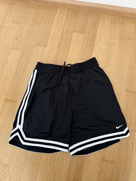 Nike Pantaloni: Nike Shorts – Nuovo e nell'imballaggio originale da Basel venduto da alu_l9s8