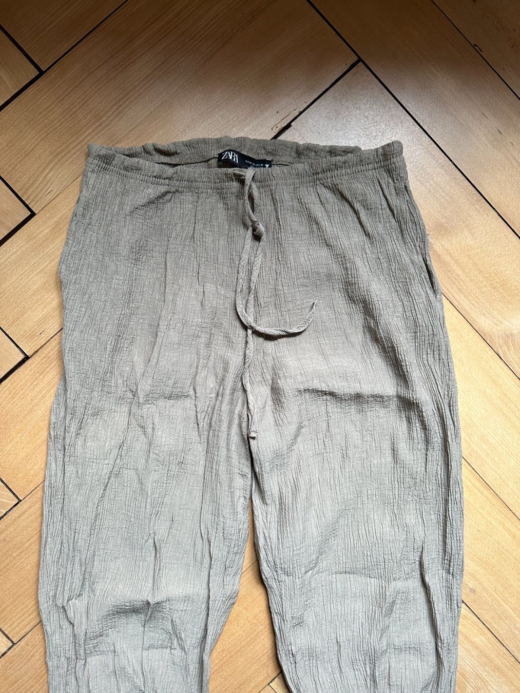 Zara Pantaloni: ZARA - Plisseehose taupe M – Usato da Zürich venduto da Diazaio 1
