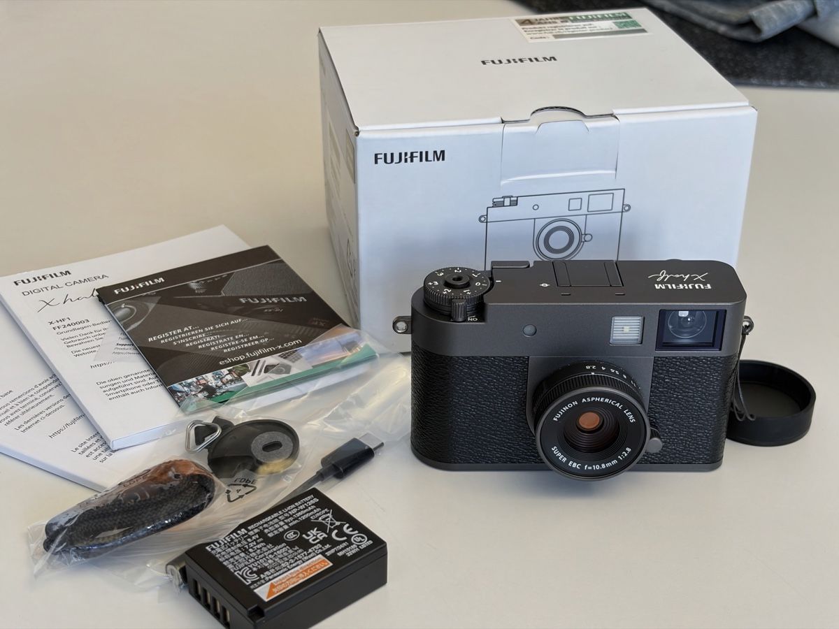 Fujifilm Fotocamera: Fujifilm X-HF1 charcoal silver – Nuovo (secondo la descrizione) da Goldach venduto da secretsir 7