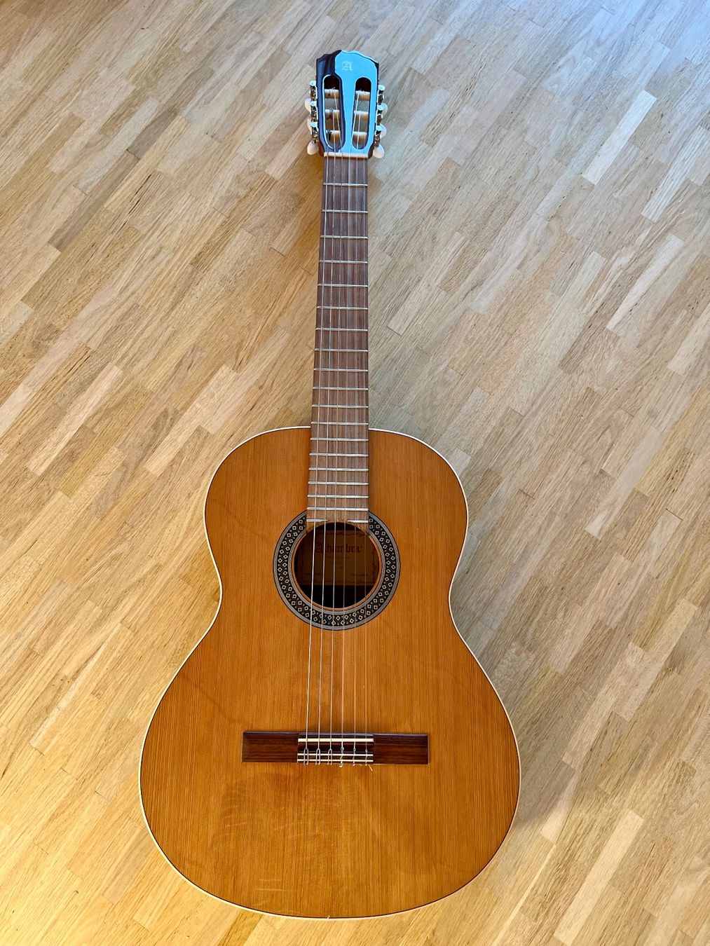 Alhambra Strumenti musicali: Guitare classique Alhambra – Usato da Lausanne 26 venduto da Frof