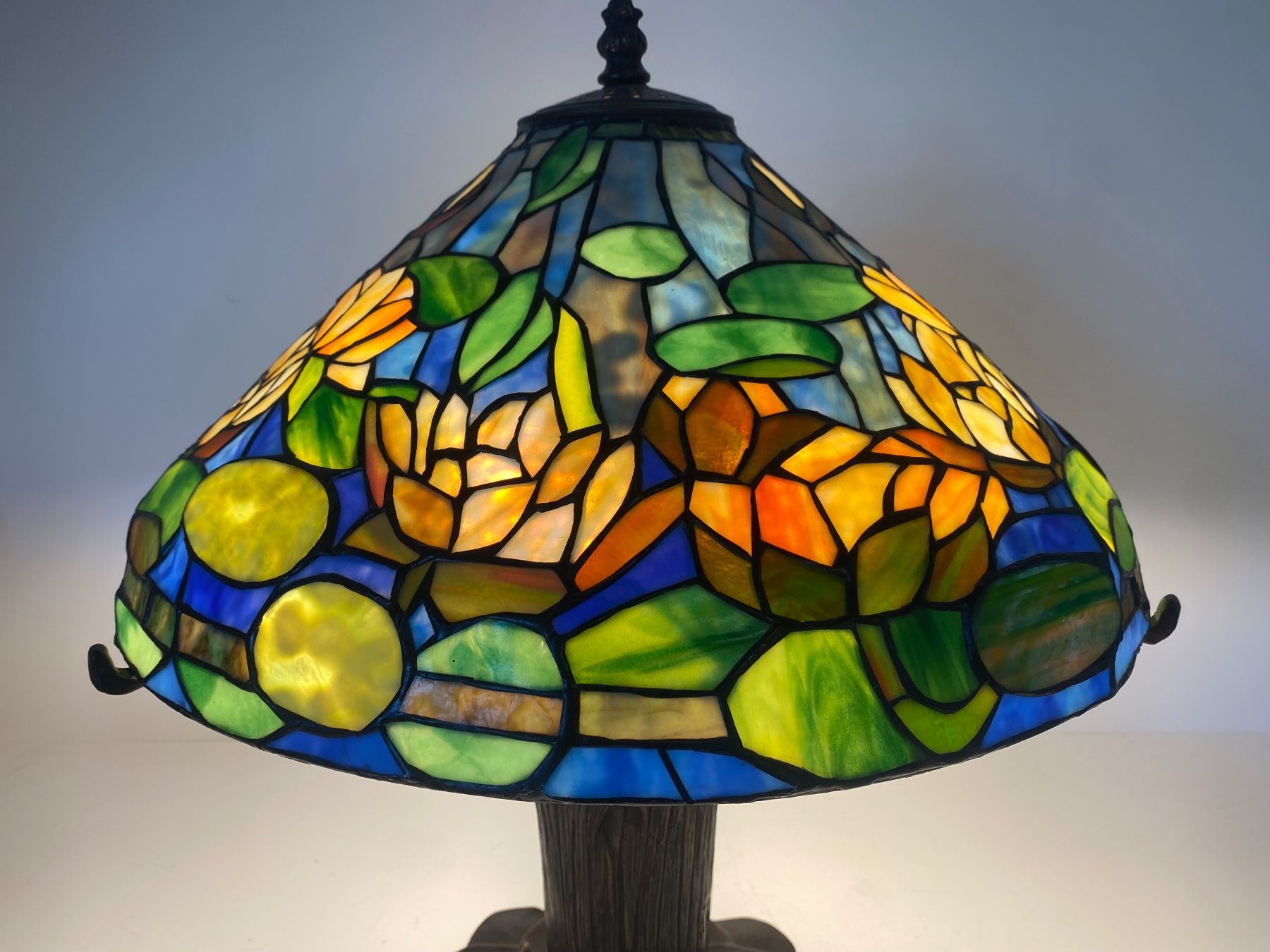 Tiffany & Co. Lampade: Tiffany Lampe Seerose Motiv mit Bronzefuss – Usato da Ballwil venduto da ClassicGallery 2