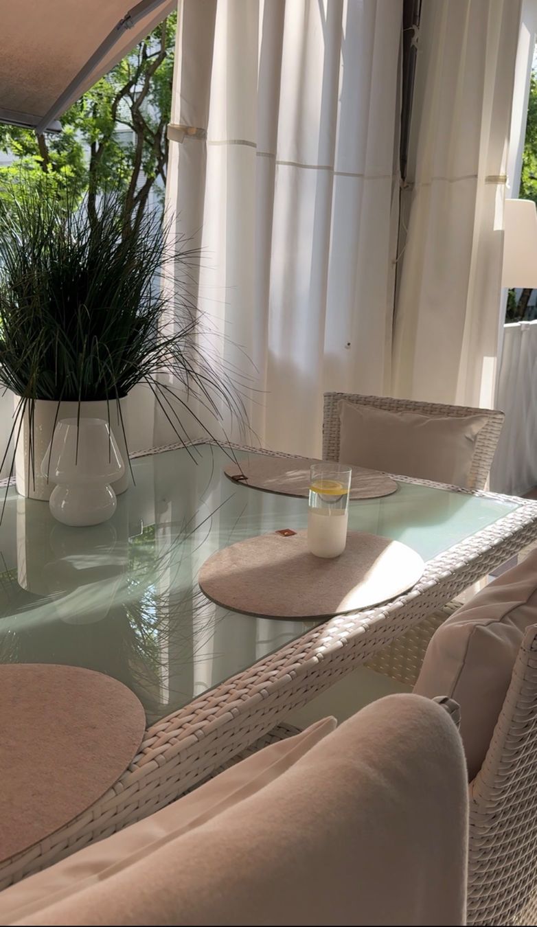 Tables: Gartentisch Rattan mit dicker Glasplatte – D'occasion à zürich par Bailey17 9