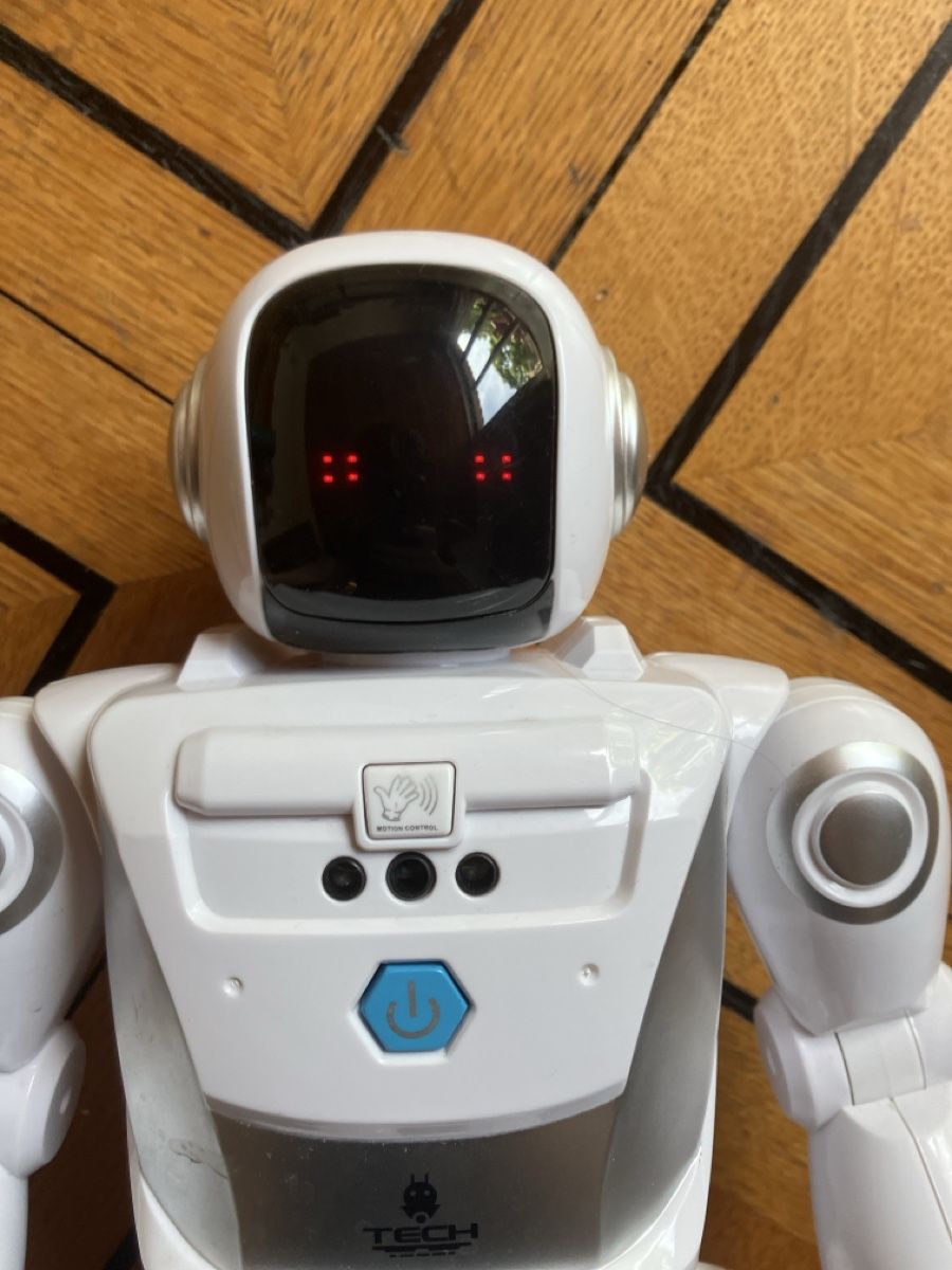 Spielzeuge: Ferngesteuerter Roboter mit Controller – Gebraucht aus Biel/Bienne von samuelhoffmann 2