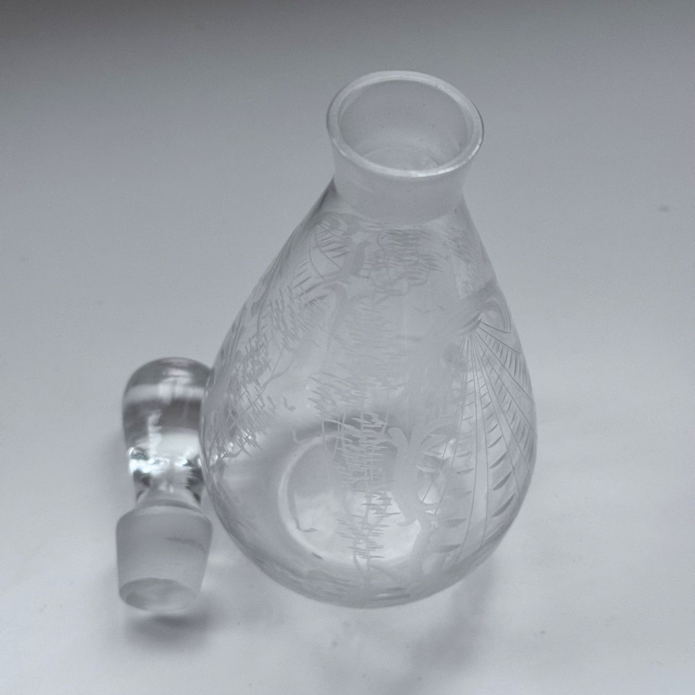 Altro in Stoviglie & Bicchieri: Kleine Karaffe / Essigflasche mit eingeschliffenem Jagdmotiv – Usato da Thun venduto da houzli 1