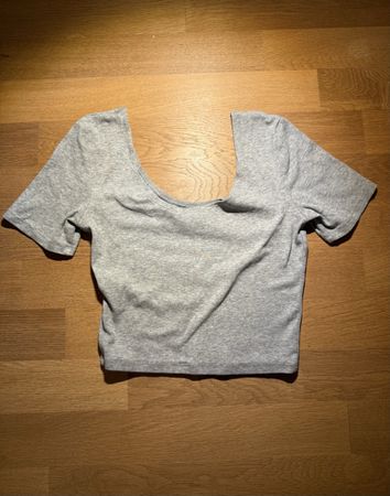 Sommerliches, graues Crop-Top mit speziellem Ausschnitt