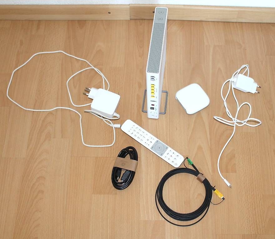 Swisscom Modem & Router: Swisscom Internetbox 4 und TV-Box  5 mit Zubehör – Usato da Thun venduto da kuesu71