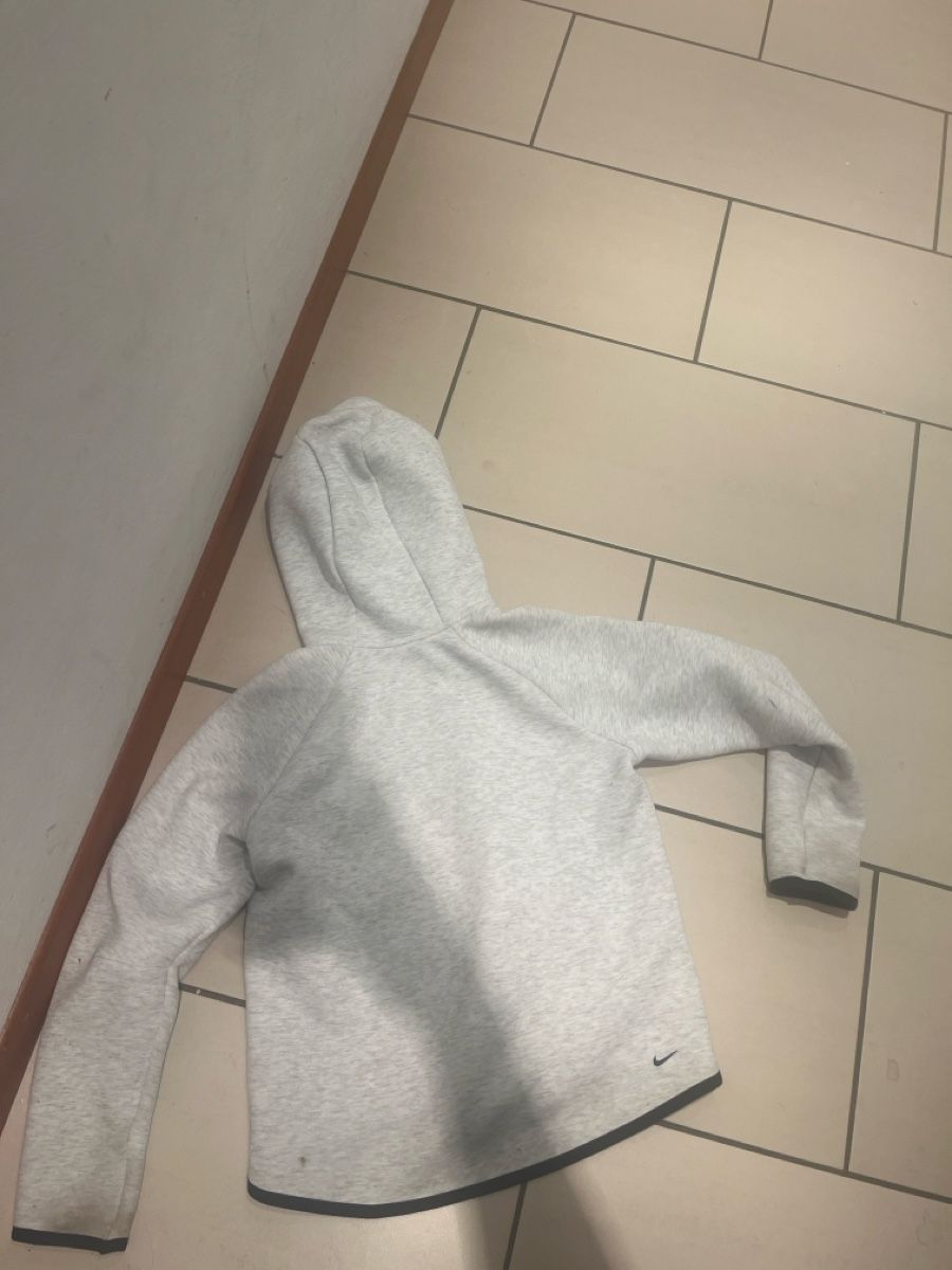 Nike Vestes: Nike Tech Fleece grau Gr.146-156 – D'occasion à Niederglatt SG par Befi1 3