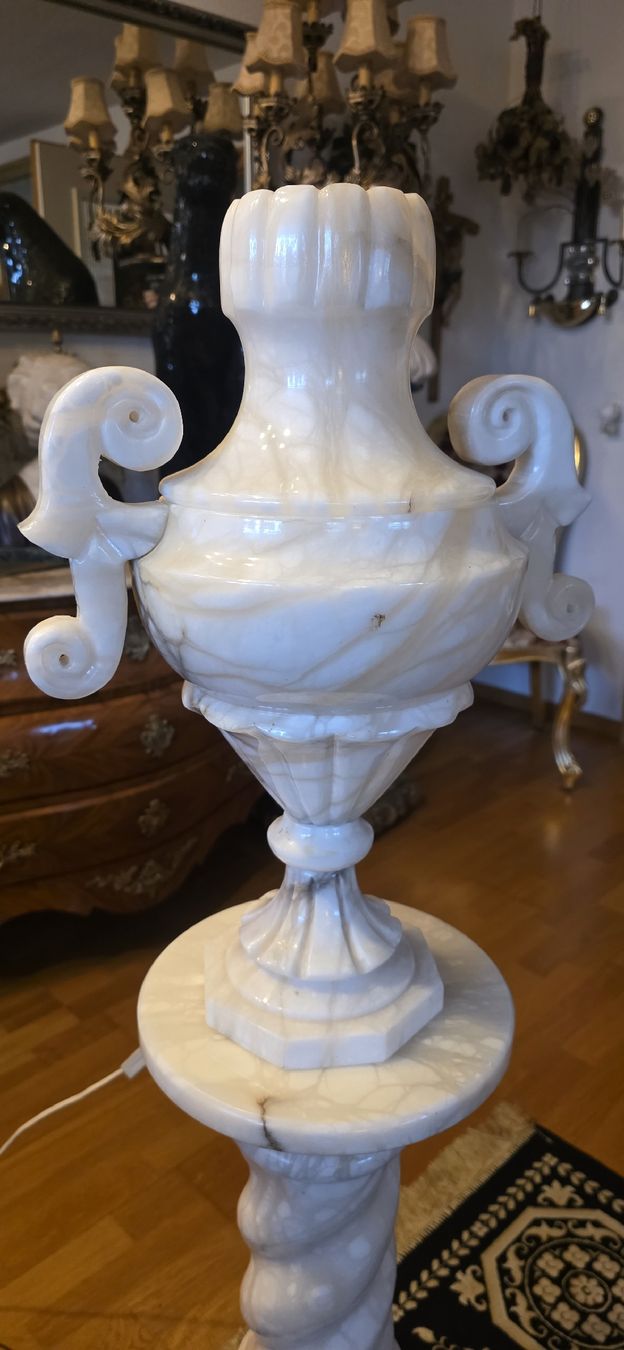 Lampade: Beleuchtete grosse Alabaster Säule mit Amphore – Usato da Kaufdorf venduto da Nati-Nati 8