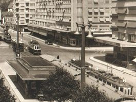 BIEL: Bahnhofplatz mit Strassenbahnen & Autos, Foto-AK 1936