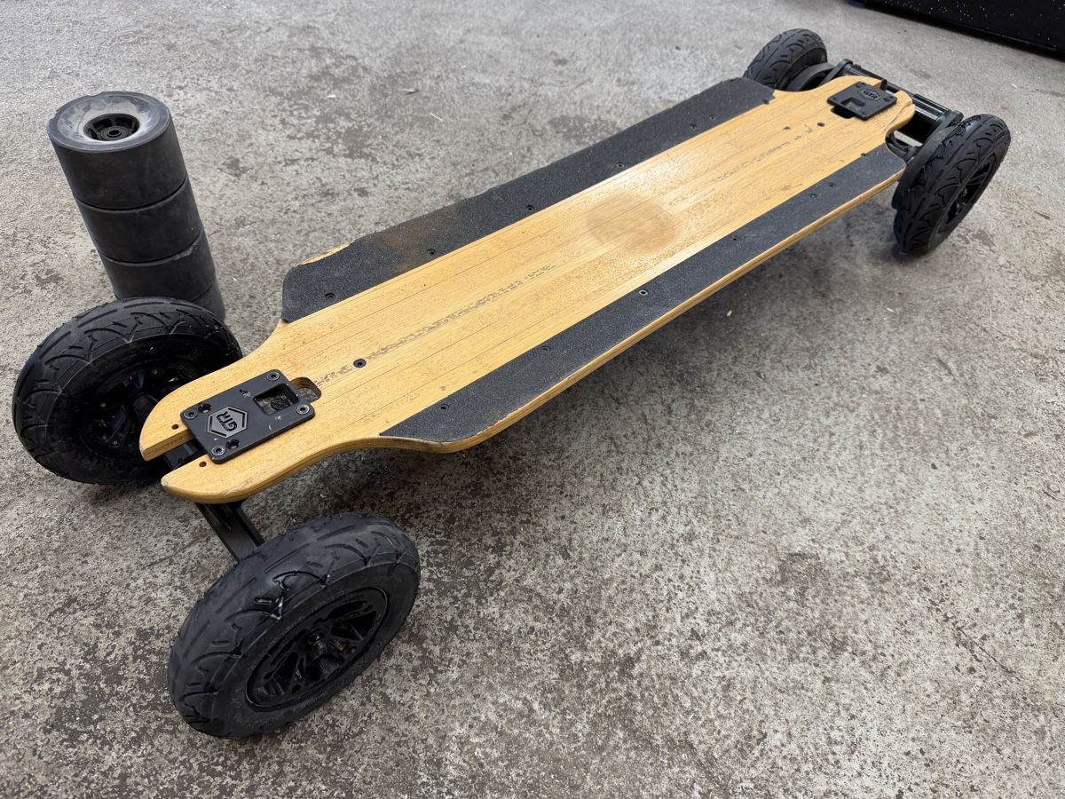 Skateboards: Evolve GTR Bamboo Allterrain und Strassenräder – Usato da Brüttisellen venduto da Mike.7