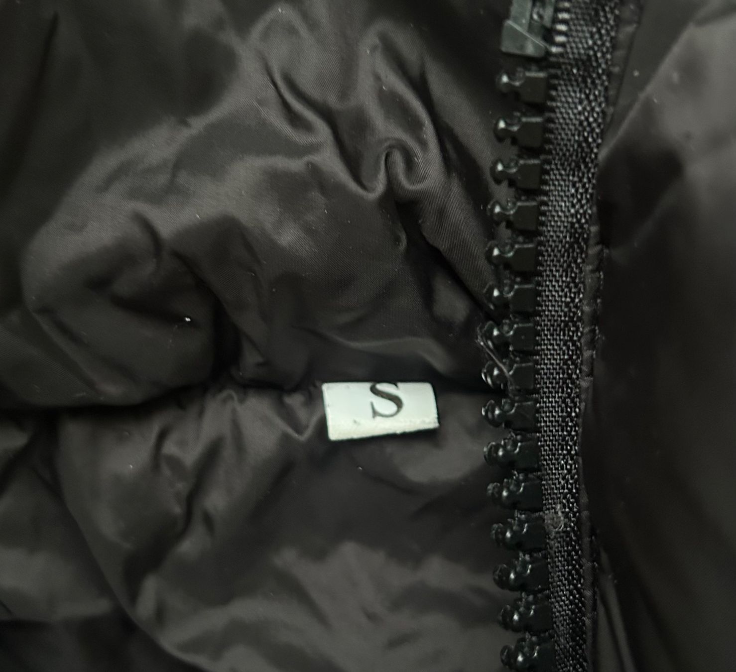 Gilets & Westen: Cropped Puffer Weste Schwarz Grösse S – Gebraucht aus Basel von likeitbuyit 1