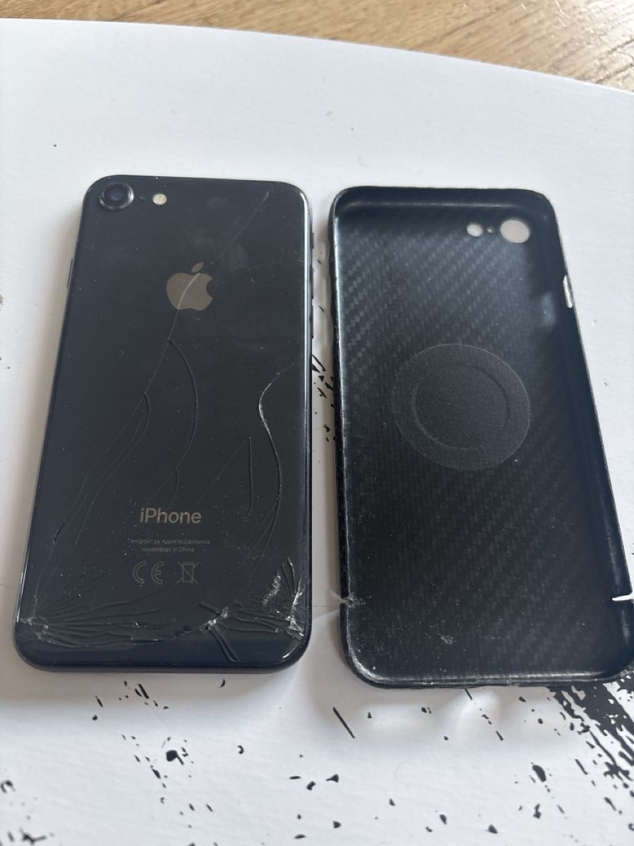 Apple Handys / Smartphones: iPhone 8, Schwarz, 64 GB, mit Hülle – Gebraucht aus Wilderswil von mar_7jf2 3