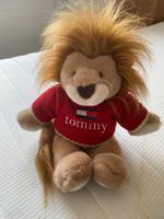 Plüschlöwe von Tommy Hilfiger im roten Pullover - Rarität