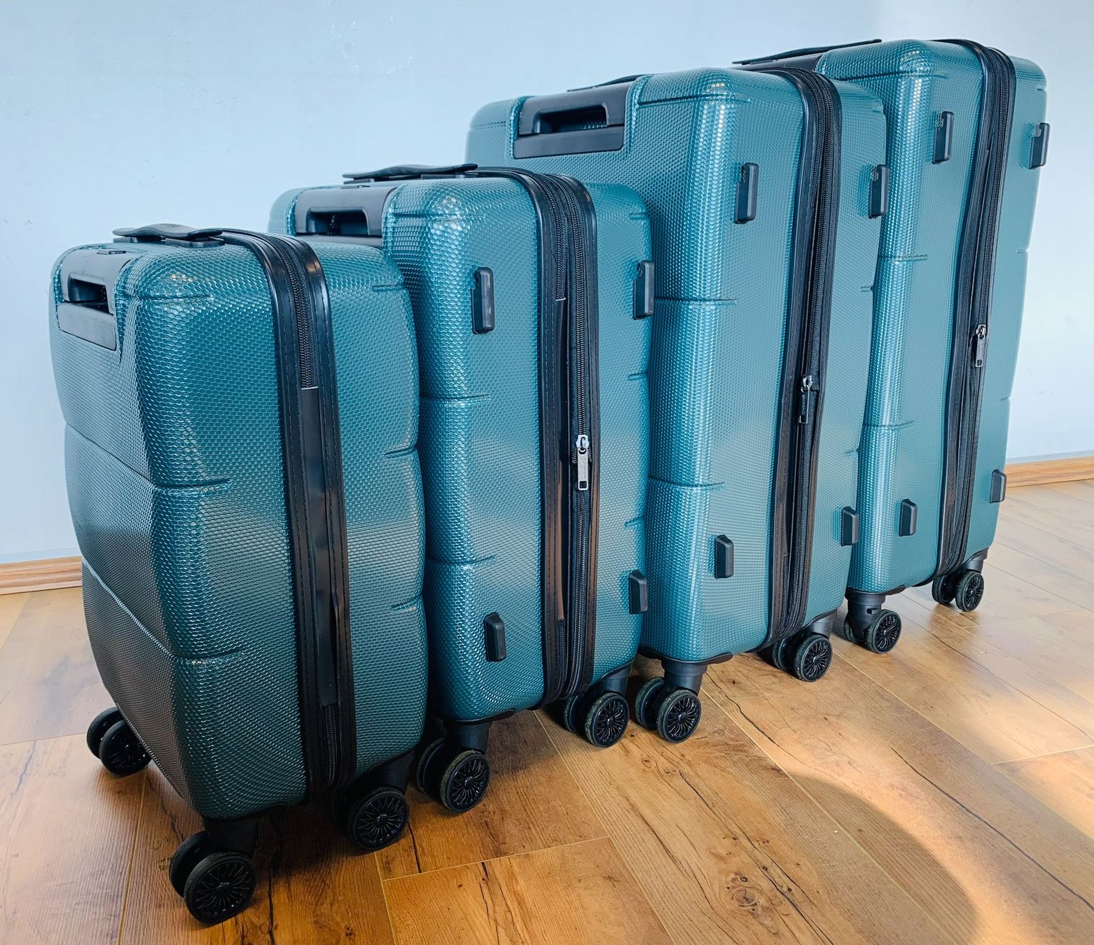 Valigie: 4 teiliges Koffer Polycarbonat gateBAG BUNDLE GRÜN NEU – Nuovo e nell'imballaggio originale da Bergdietikon venduto da shopAgent 3