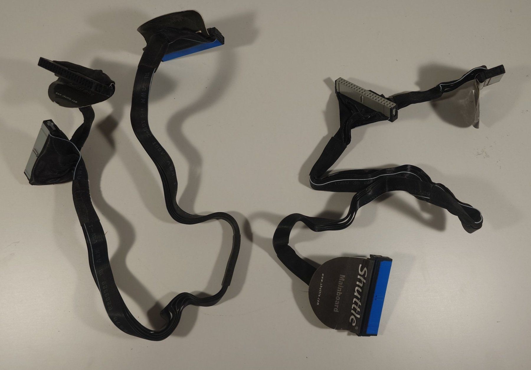Câbles: Lot mit 2 E-IDE / Flachbandkabel / extra dünn / slim E – D'occasion à Ostermundigen par Chrisascht