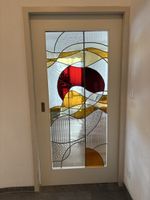 Zimmertür mit Buntglasfenster abstrakt gebrauchter Zustand