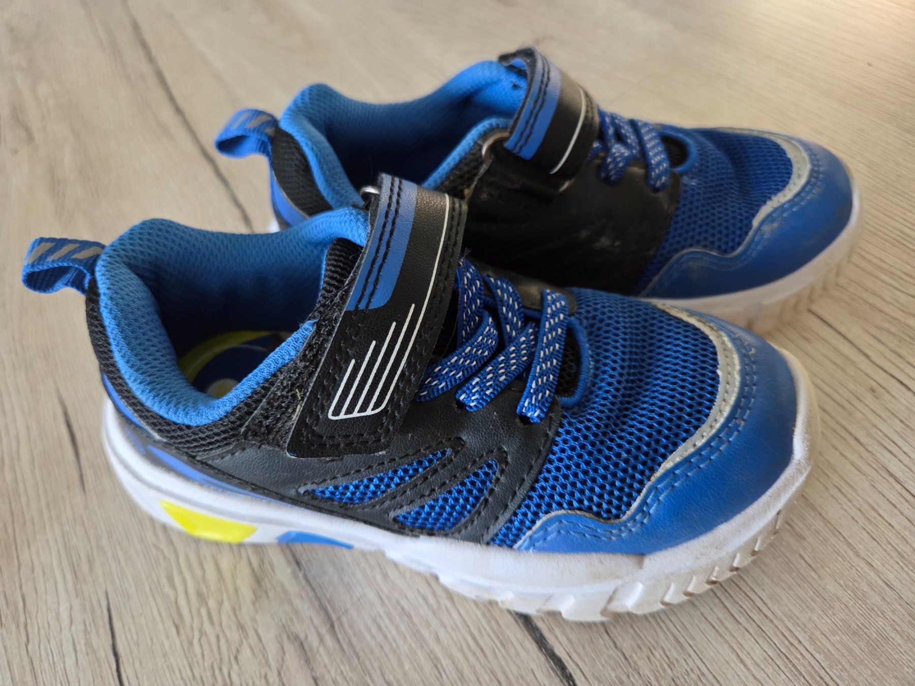 Scarpe per ragazzi: Turnschuhe mit Blinkfunktion gr.26 – Usato da Grossdietwil venduto da GNOM313