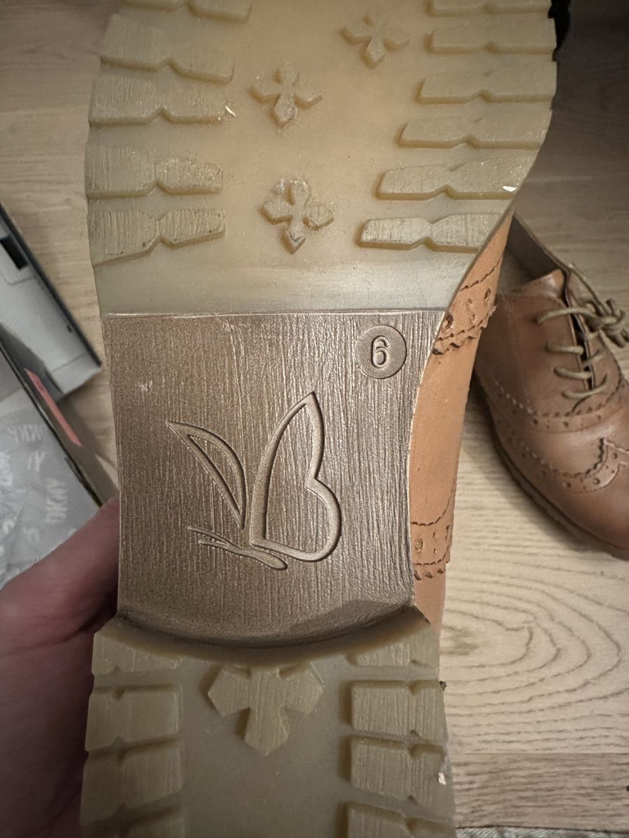 Scarpe da donna: Derbies Caprice – Usato da Lausanne venduto da Liinoa 2