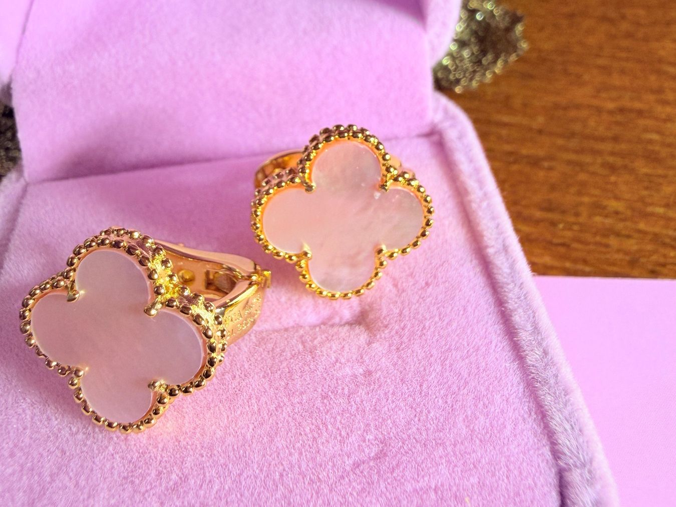 Orecchini pendenti & Orecchini a lobo: Boucles d'oreilles trèfle rose et or – Nuovo e nell'imballaggio originale da St-Maurice venduto da Sandrinette123 1