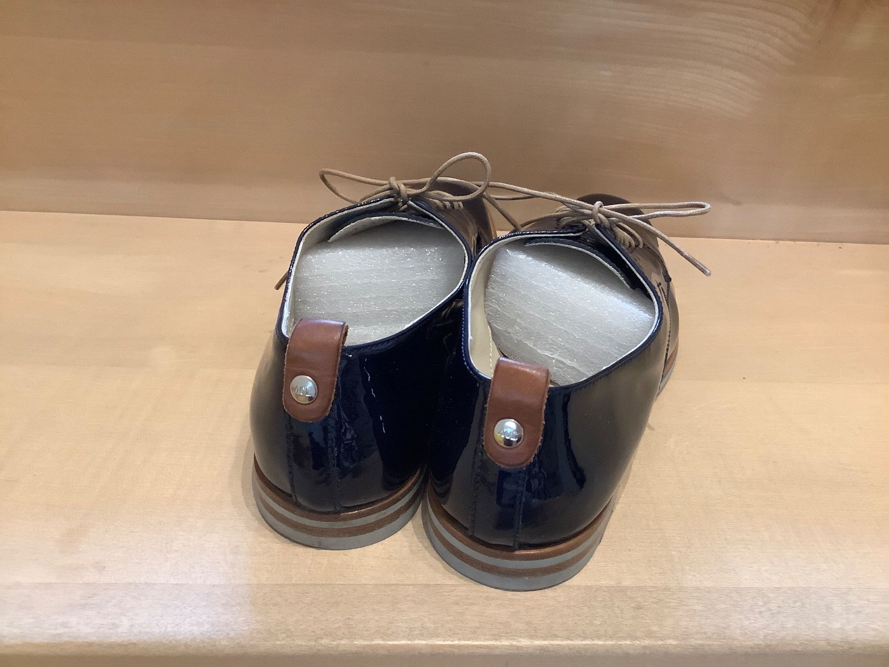 AGL Scarpe da donna: Dunkelblauer Lackschuh von AGL – Usato da Triesen venduto da boston7 1