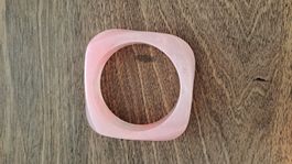 bracelet en résine rose pâle (en haut à gauche)