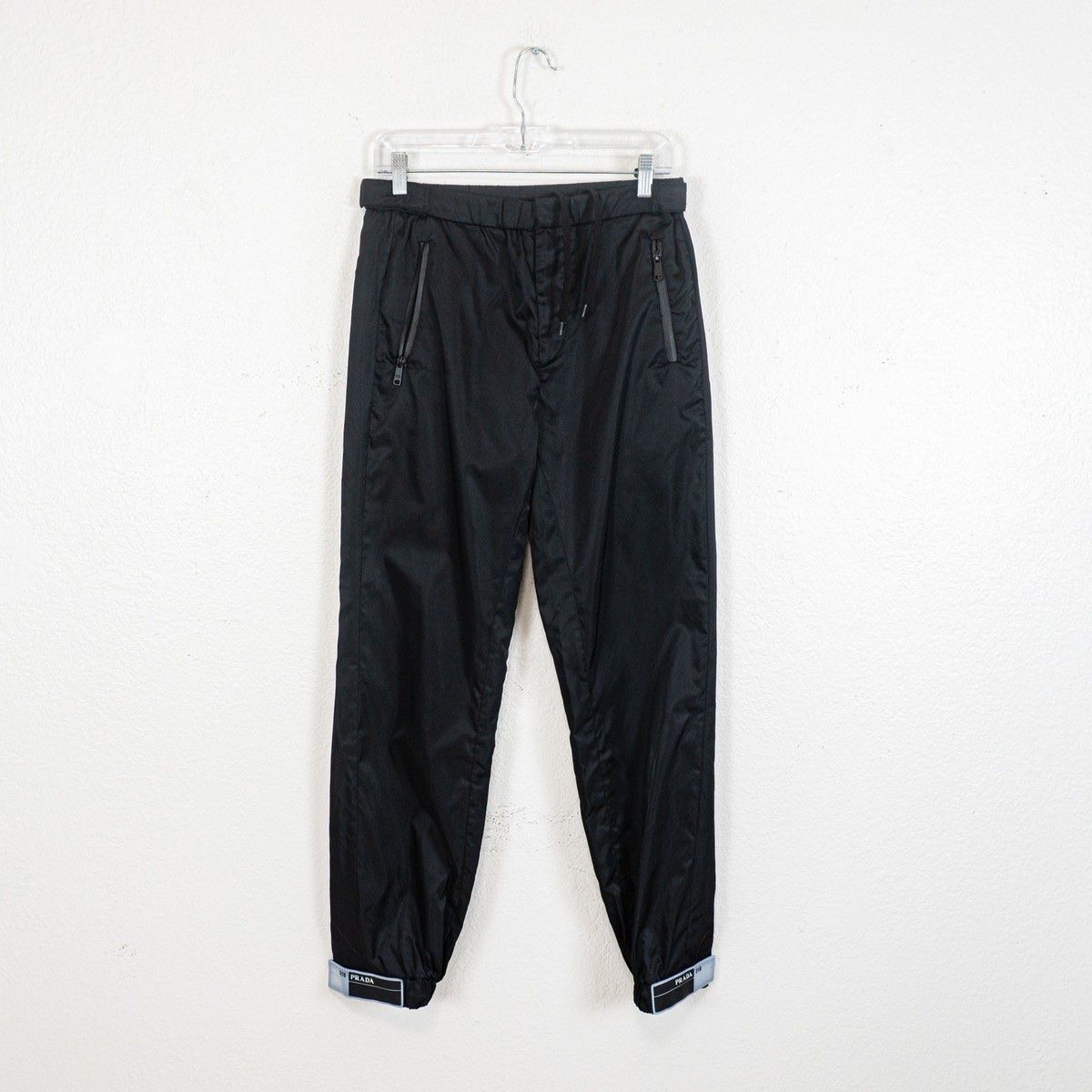 Prada Pantaloni: Prada Nylon Pants black SS18 size M perfect condition – Nuovo (secondo la descrizione) da Baar venduto da joe1oo1