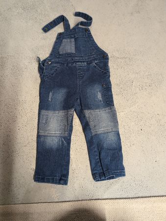 Coole Jeans-Latzhose für kleine Entdecker, Grösse 86