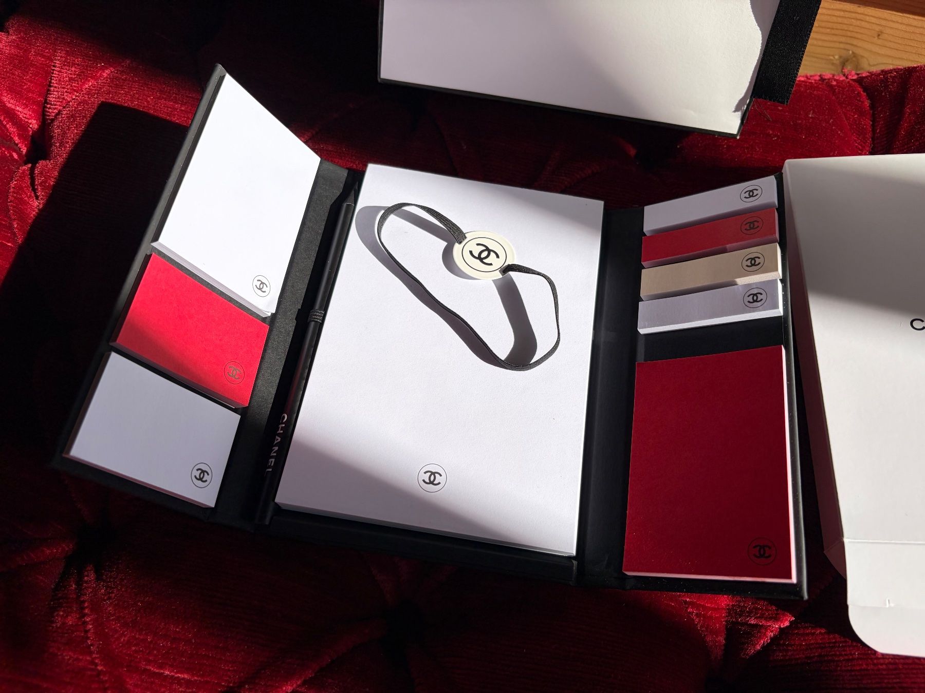 Libri: CHANEL  LA COLLECTION  Buch  / Notizbuch mit Bleistift / – Nuovo (secondo la descrizione) da Interlaken venduto da Bona55 9