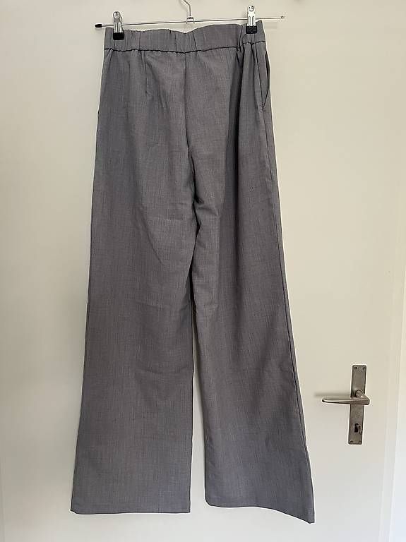 Pantaloni: Graue weite Hose von Stradivarius, Gr. M – Usato da Zürich venduto da Imaime 1